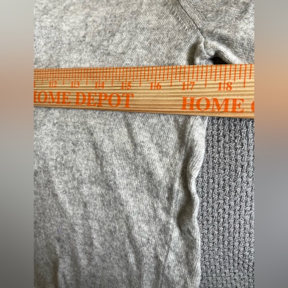 Banana Republic Woman's Gray Sweater w/Ruffle Cuffs, Fine Wool; Size Petite M - Picture 8 of 9